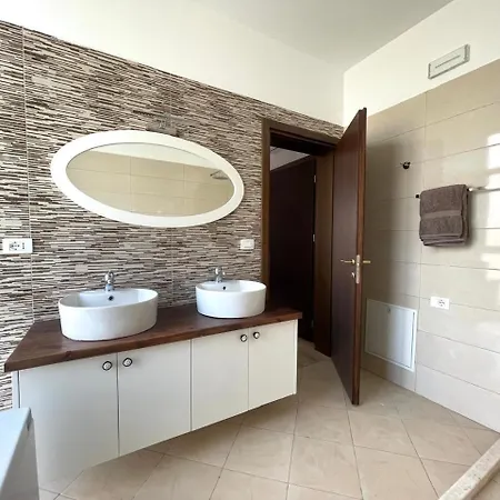 Farka Luxury טיראנה